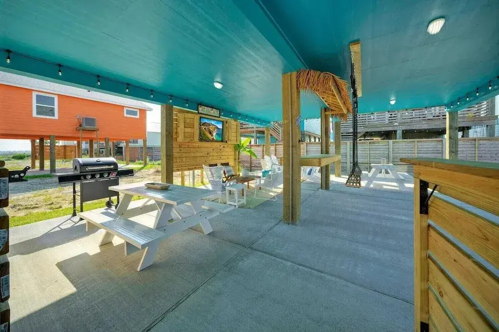 Outdoor Lounge w/ Bar Swing Seats, Near Nature Preserve Blutopia by Avantstay