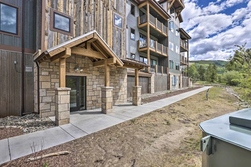 Walk to Lifts: Condo w/ Mtn Views in Keystone!