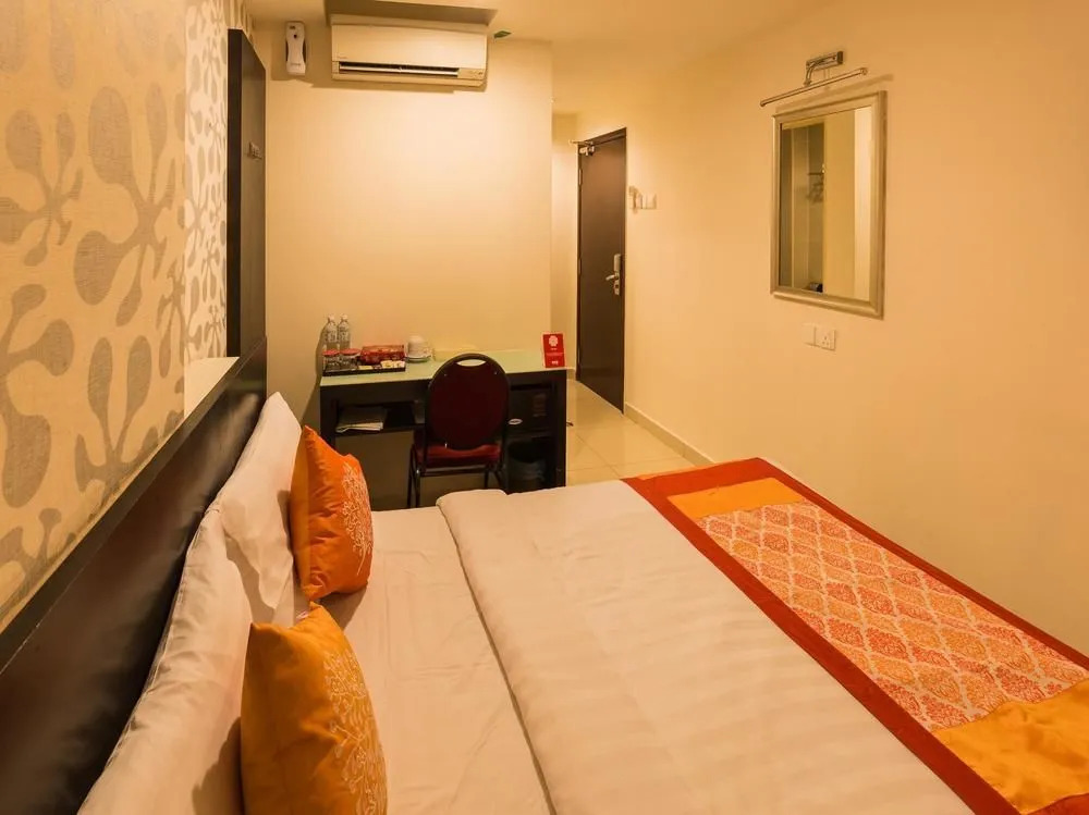 OYO 175 Lotus Hotel