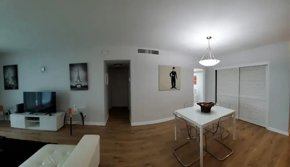 3801 Hollywood - 2Z - 1 Br Apts