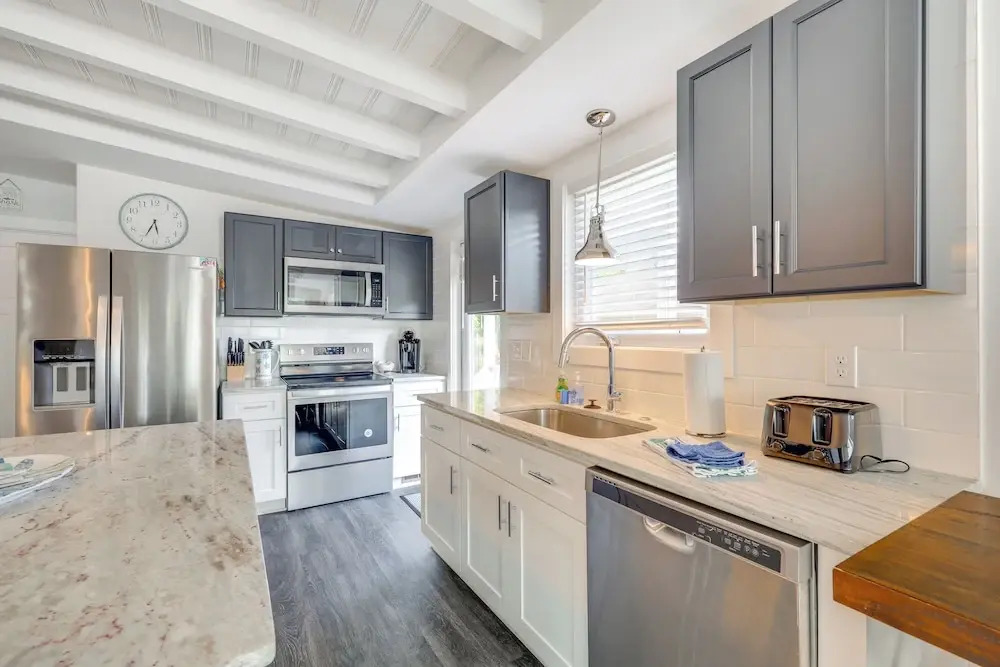 Modern Oak Island Escape: 1 Mile to Long Beach!