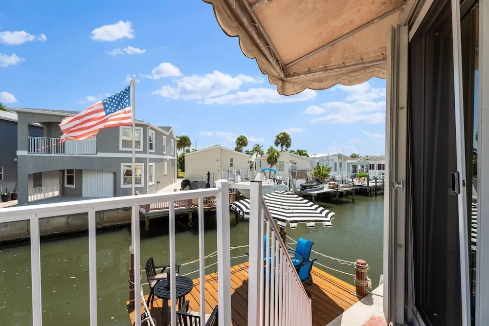 Island Dock House 1143