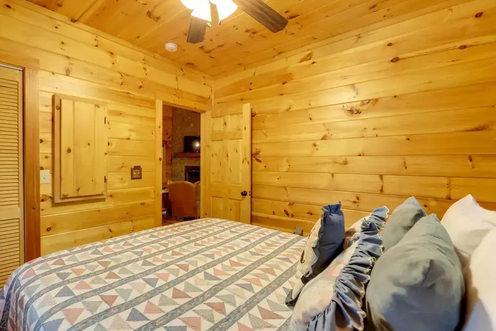 On Fightingtown Creek: Forested Mccaysville Cabin!