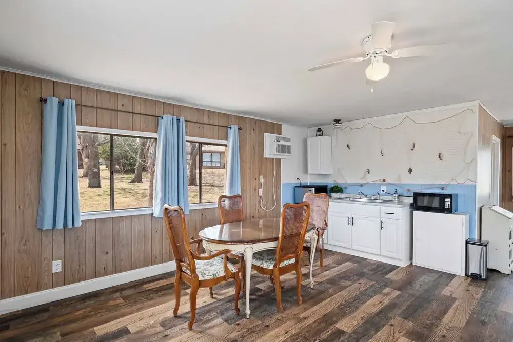 Lakefront Cabin + Guest House Near Granbury Square