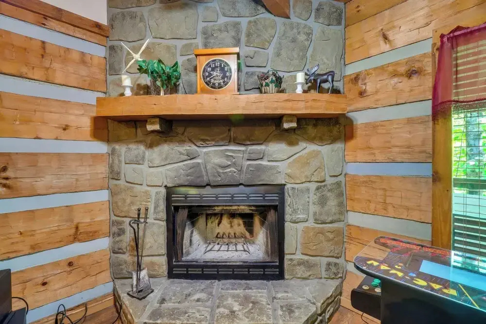 Gatlinburg Cabin with Hot Tub about 6 Mi to Downtown!