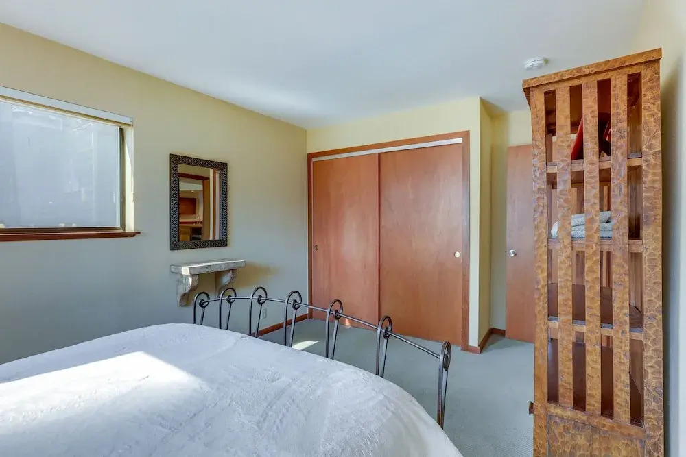 Spacious Tahoe Vista Cabin: Hot Tub, Walk to Beach