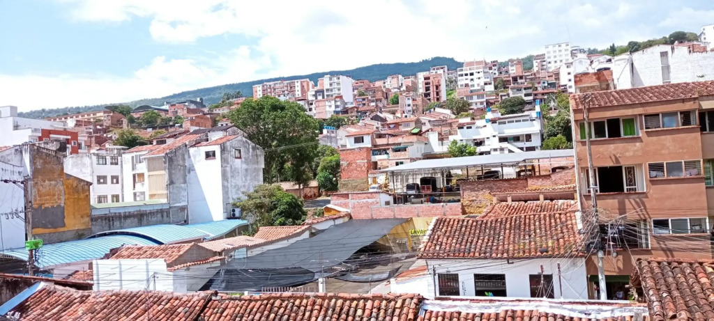 Hermoso apartamento duplex en el centro historico de San Gil, junto a agencias de turismo, restaurantes, Gallineral, transporte, supermercado, panaderia, parking I 5
