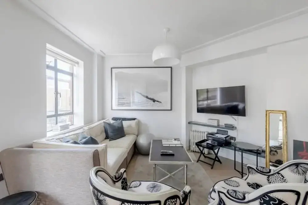 Sleek & Stylish 1BD Flat w/ Balcony - Kings Road