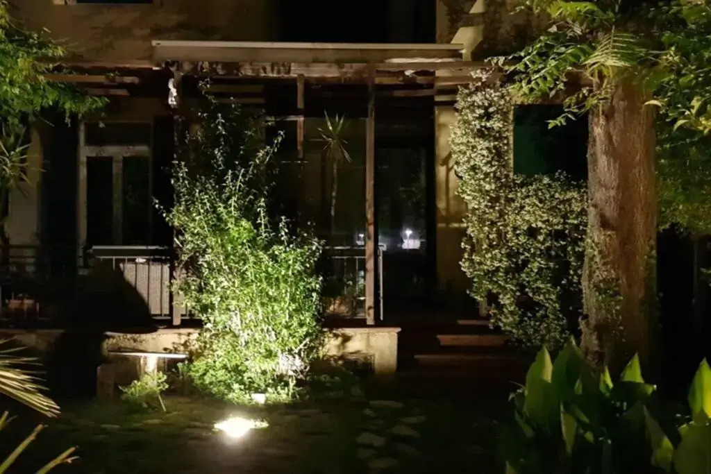 La casa con piscina riscaldata interna ANNA LUXURY GARDEN