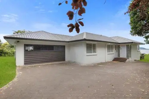 Lakefront Rotorua House in Town