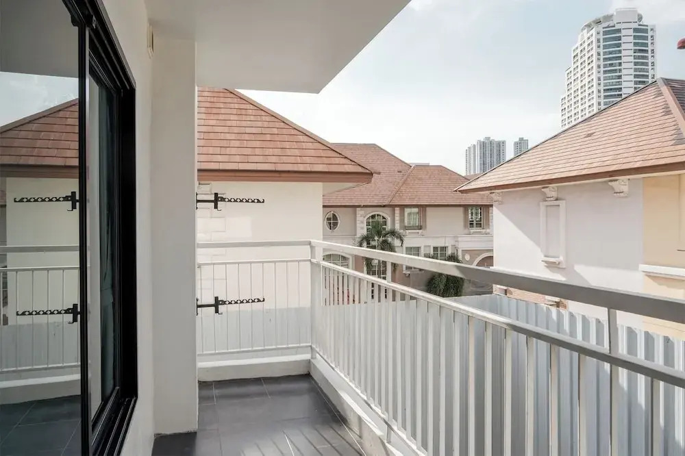 โรงแรมแอเรียเพลส สาทร