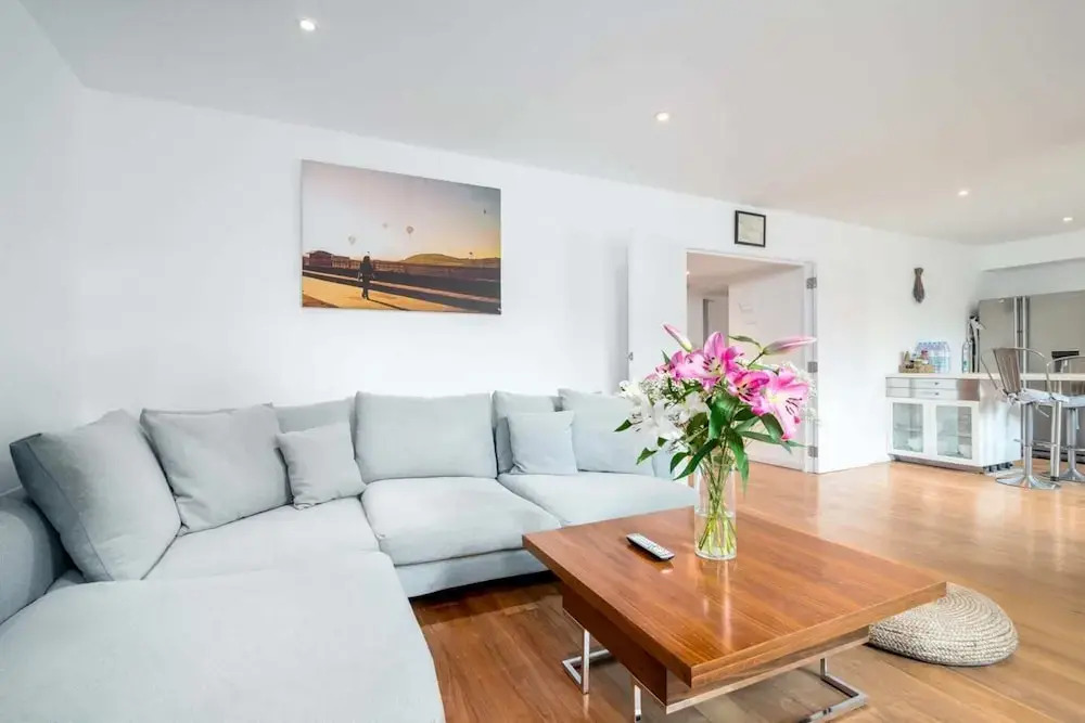 2BR Home in London W/terrace + Parking