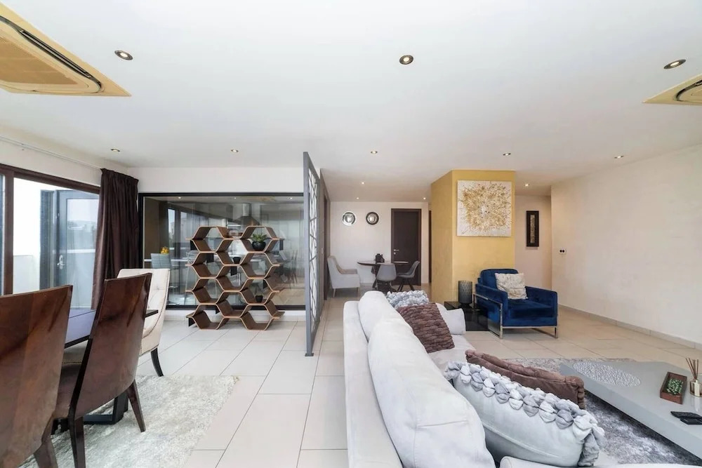 Modern 3BDR Apt at Villaggio - Rooftop Pool Skybar