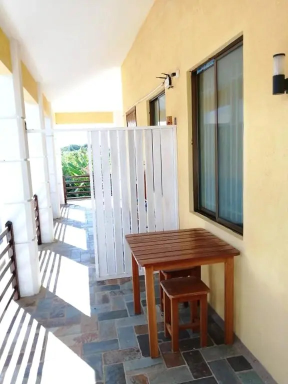 One bedroom appartement at Pereybere 500 m away from the beach with shared pool enclosed garden and wifi