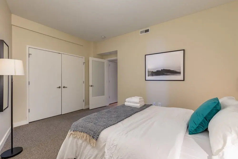 Spacious DT 2BR With Free Parking by Zencity