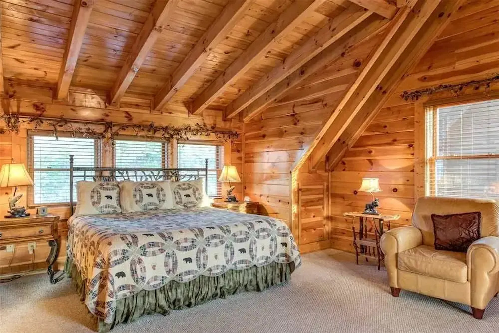 Mountain Paws Retreat 5 Bedroom Home with Hot Tub