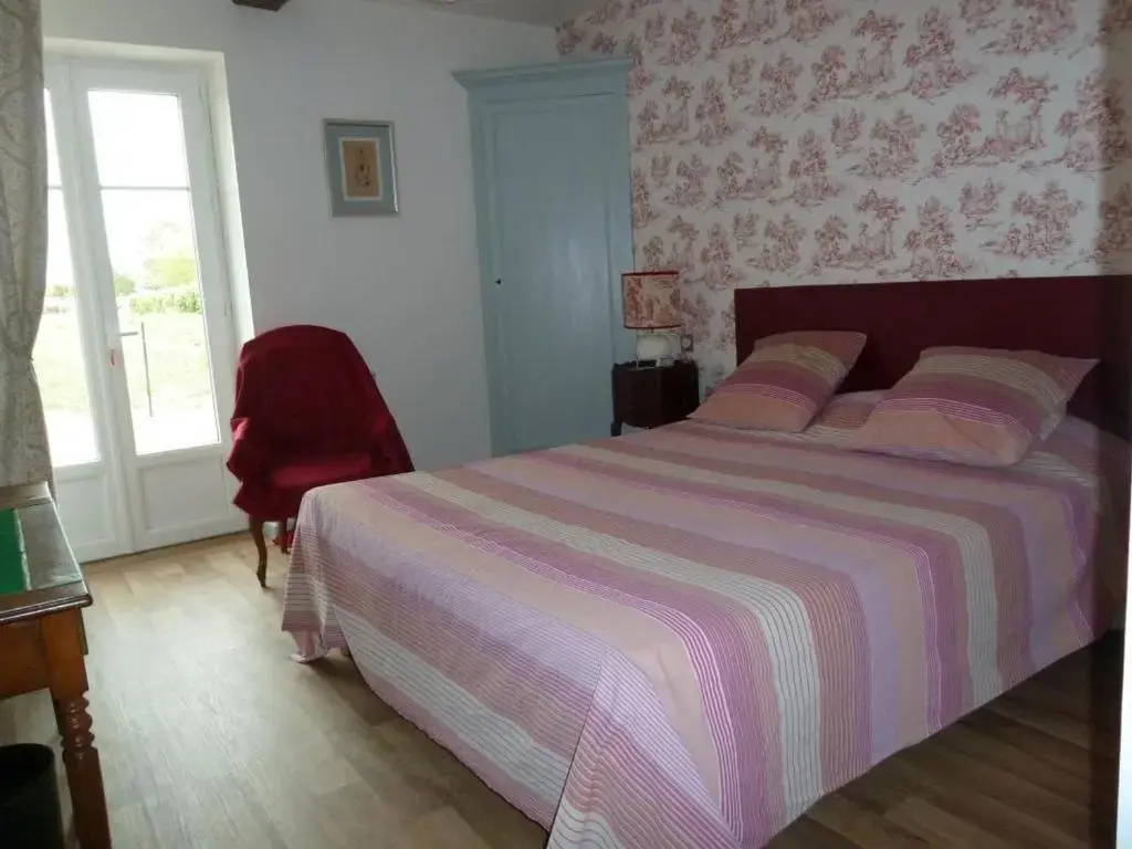 Maison bourbonnaise rénovée avec terrasse, Wifi et parking - FR-1-489-107