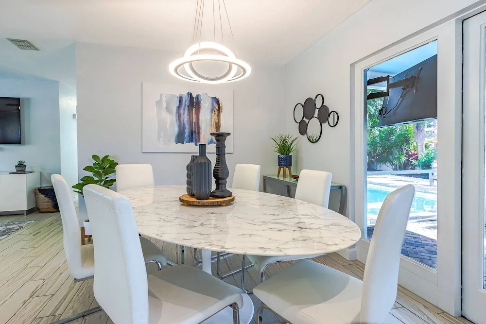 Fruit & Wine Saltwater Pool Home
