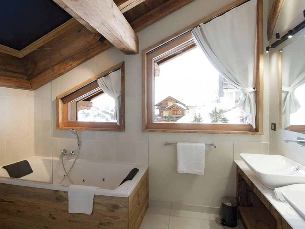 Spacious 14-person chalet with indoor pool in Les Deux Alpes