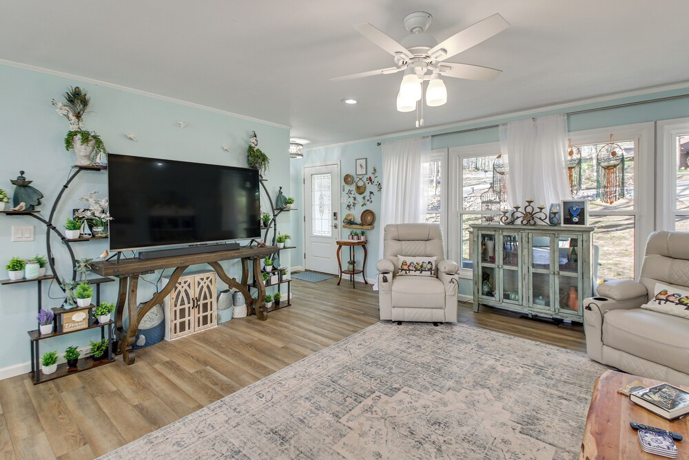 Tranquil Family Retreat w/ Views on Lake Desoto