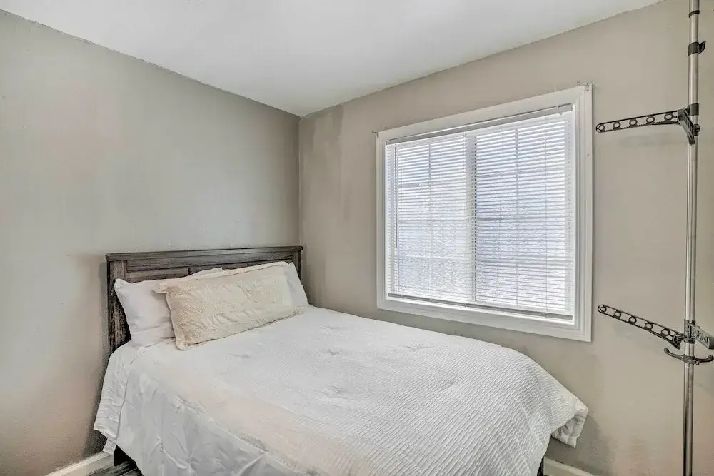 Long Beach Apt ~ 9 Mi to Shoreline Village & Beach