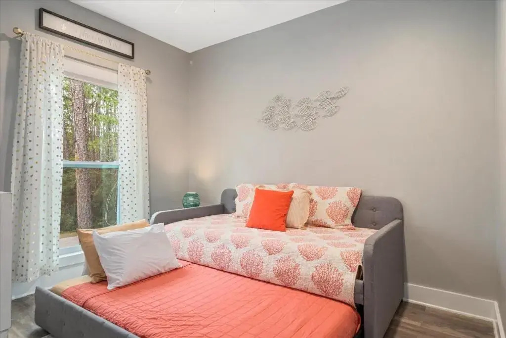 The Hummingbird House - East End Island / Pet Friendly