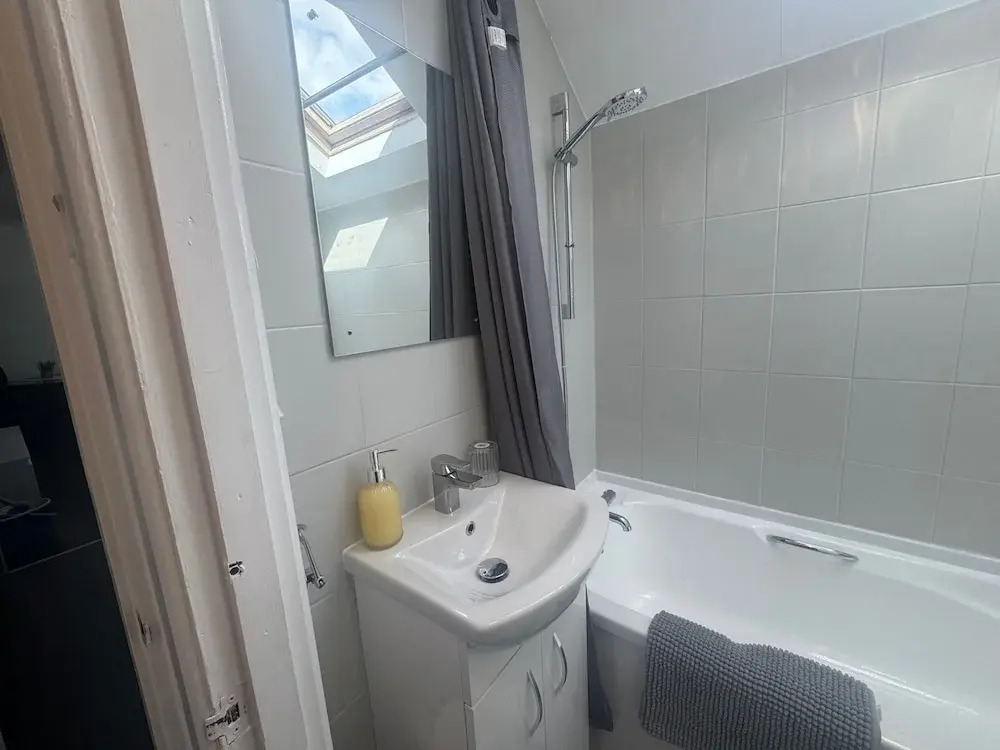 Apt-sleeps 6-parking-ideal for Contractors-garden