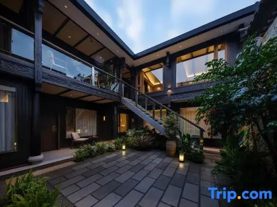 Lijiang Ancient Town Cloud Edge Mountain Retreat Boutique Homestay