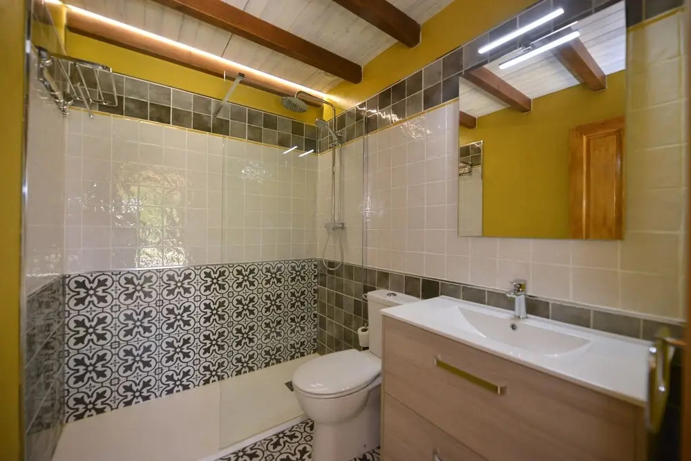 Piscina climatizada y cubierta 365 dias en Casa Rural con Encanto El Puentuco una de las casas mas valoradas de Cantabria