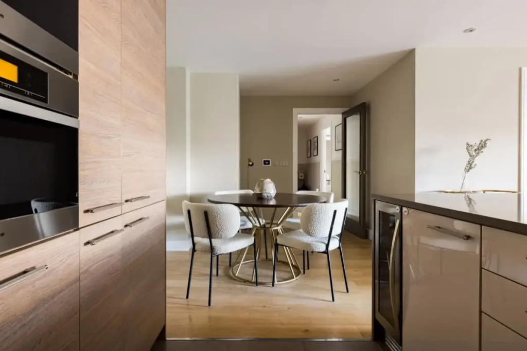 The Doulton Escape - Modern 2BDR with Balcony