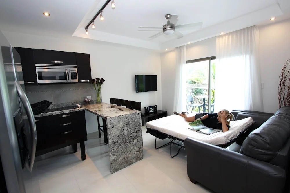 PACIFIC SUITES Boutique Hotel and Bistro