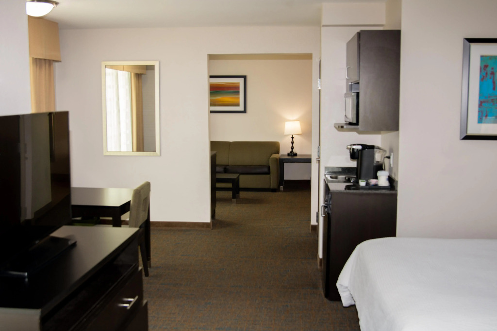 Holiday Inn Express & Suites Bakersfield Airport by IHG