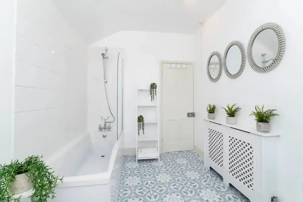 Amberley House with Hot Tub, Free Parking
