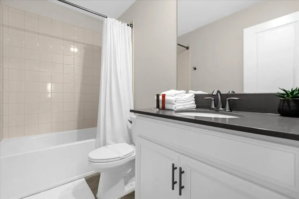 9 Bd 5 Ba Storey Lake 4559 Nl