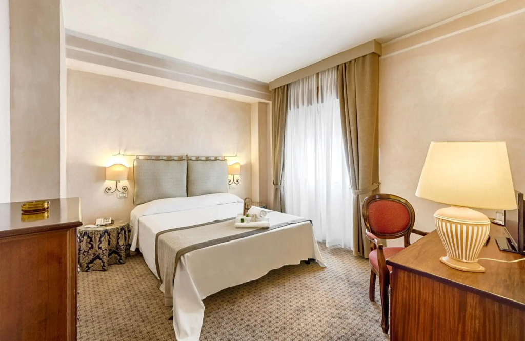 Отель Montholon Paris