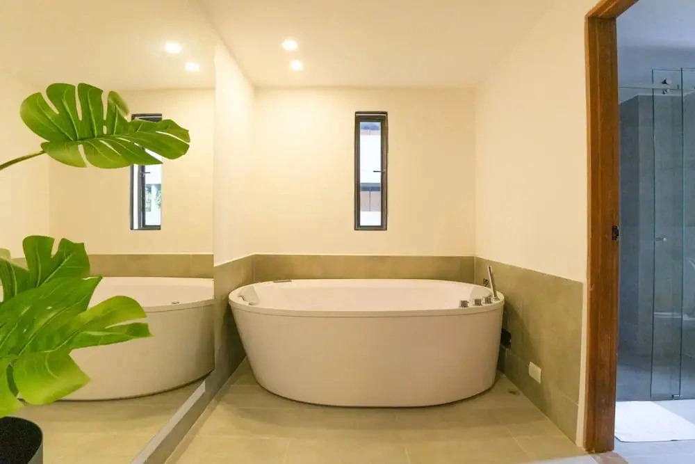 401 - Luxury 4BR Retreat With Private Bathtub and AC