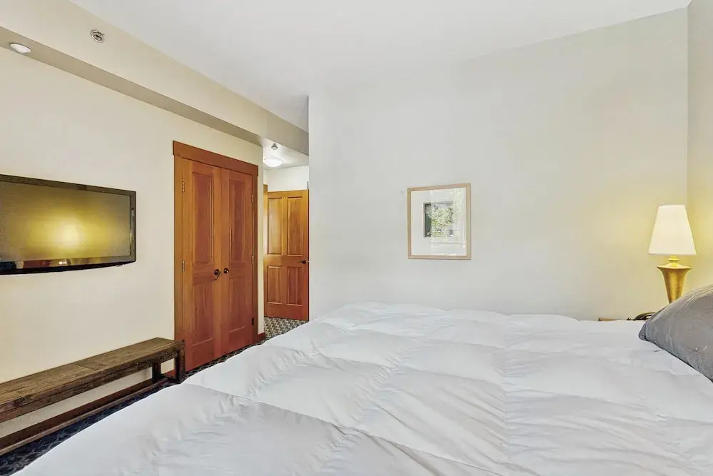 Ski-in/ski-out Condo w/ Views in Olympic Valley