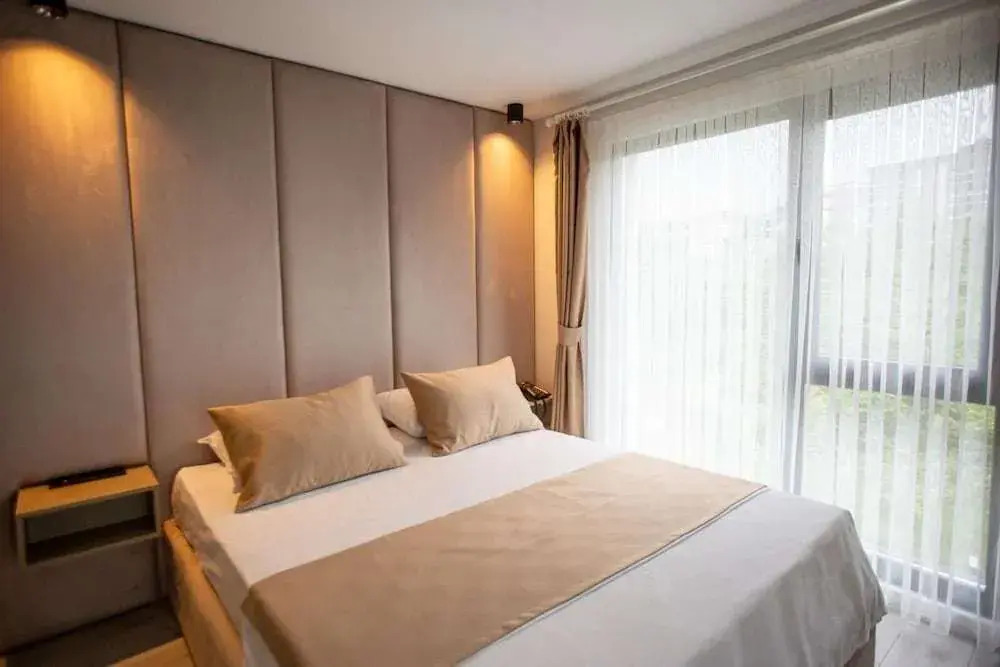 THE DECK OTEL