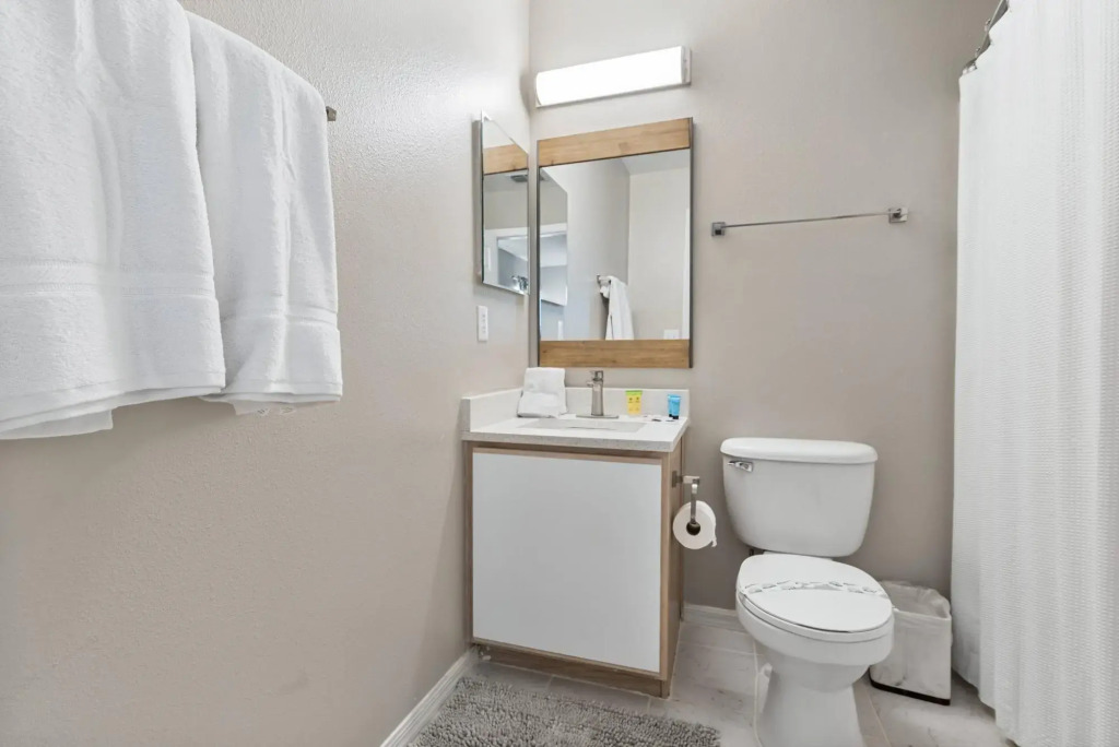 Cozy 5 bedrooms, tranquility right next to Disney!