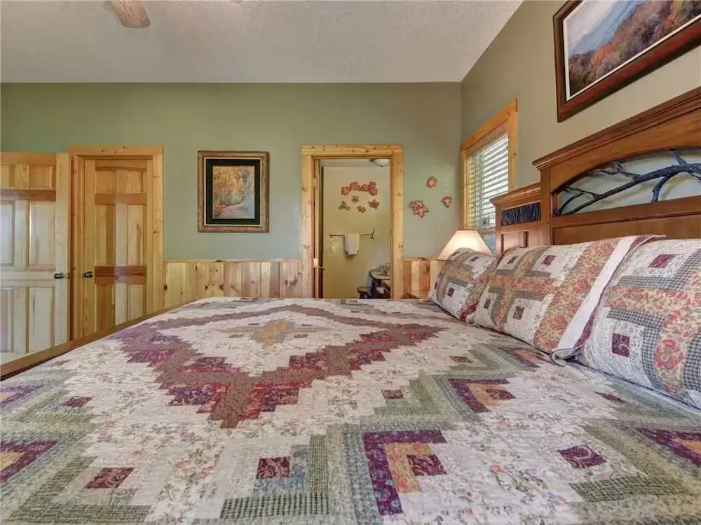 Riversound Romance 2 Bedroom Home with Hot Tub