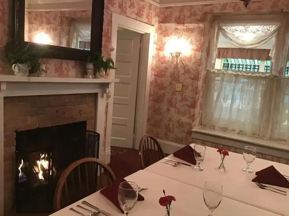 Red Rocker Inn