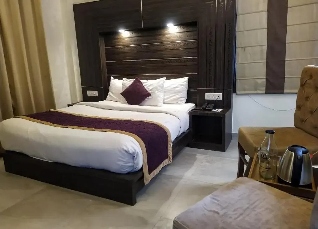 Hotel Holiday Highlights by Howard