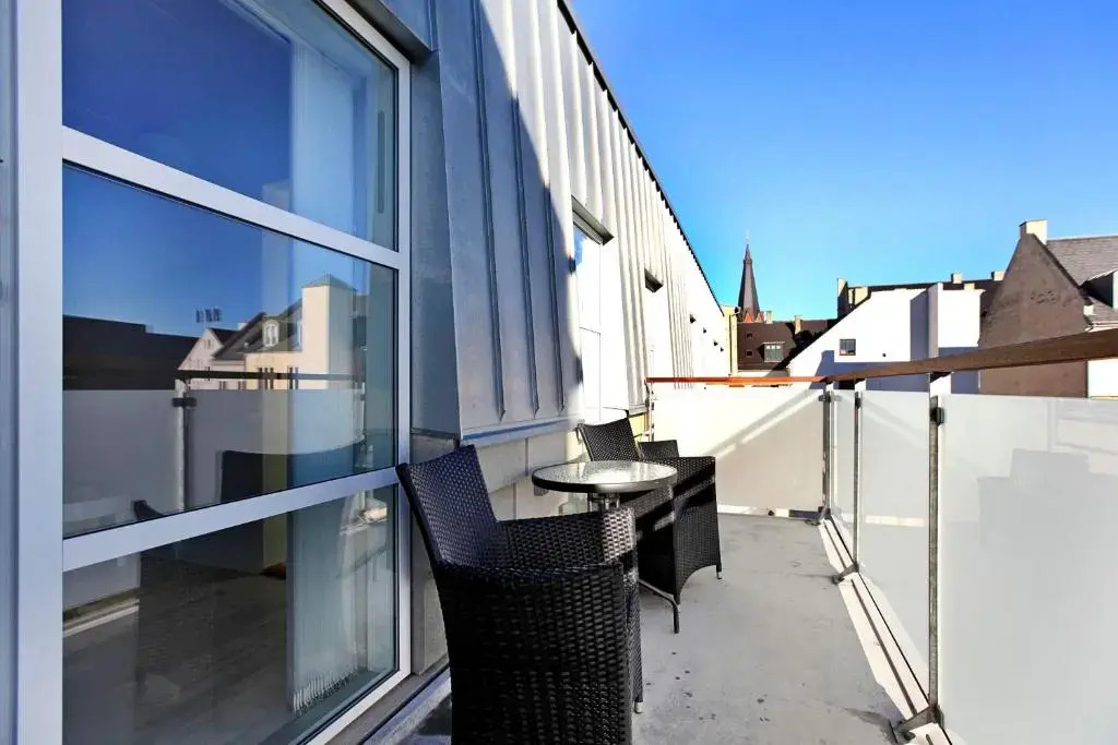 CITY LUX APARTMENT, 2 FULL BATHROOMs, 3v