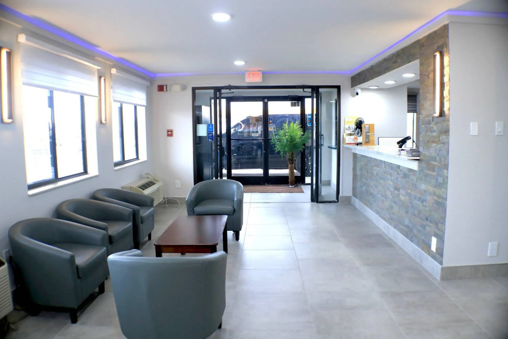 Econo Lodge Inn & Suites Southeast