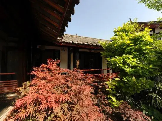 Lijiang Wu Courtyard Gardens Resort