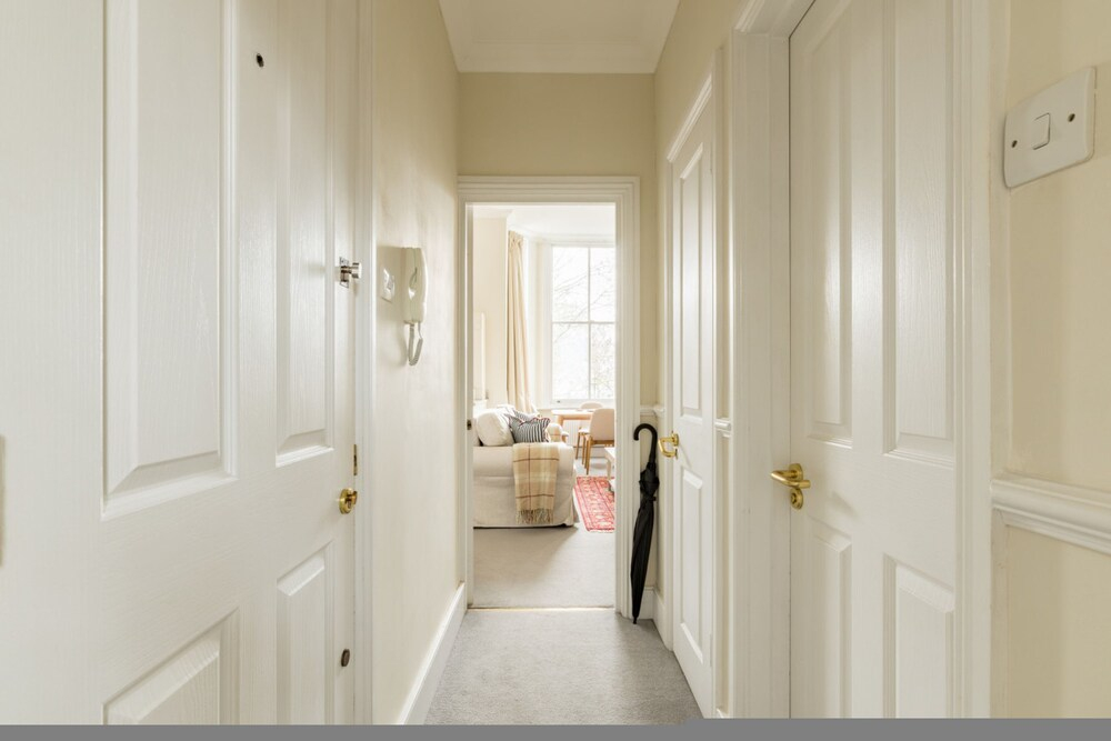 The Neutral Nest 1 BR in the Heart of Notting Hill
