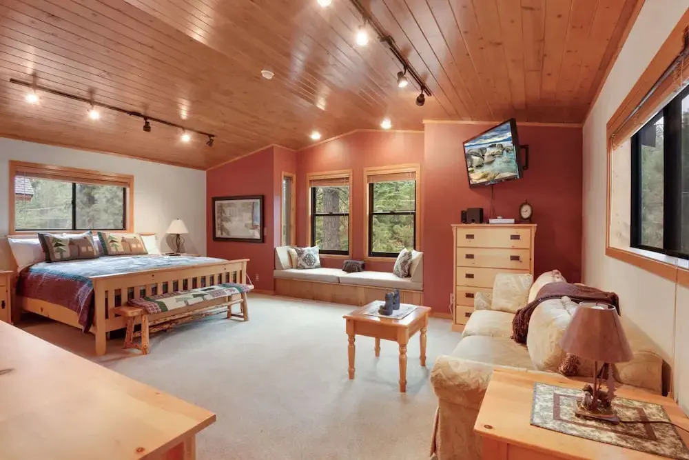 Lake Tahoe Treasure! Minutes From Beach & Skiing