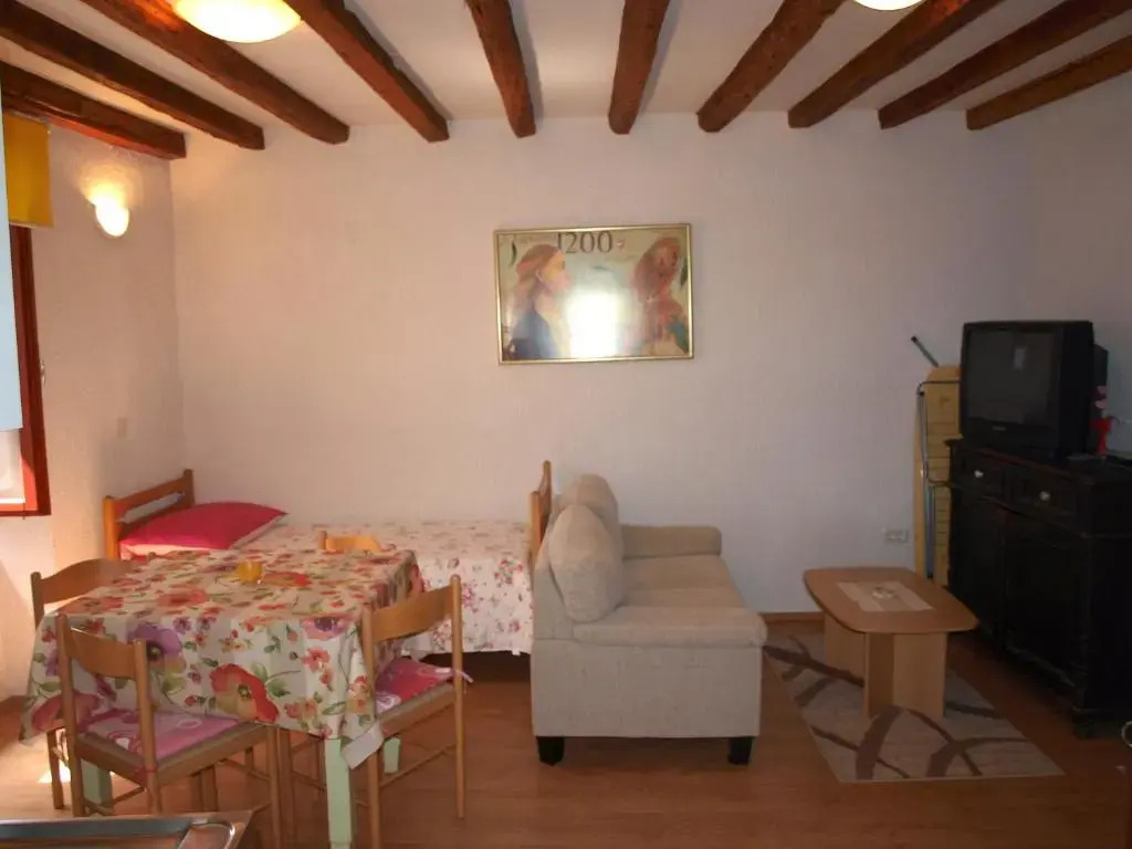 Apartment 52