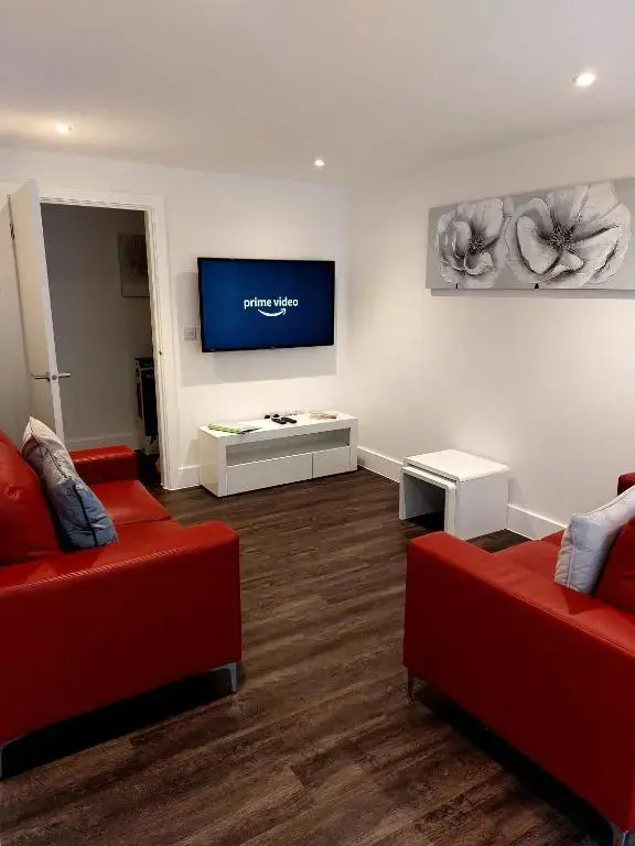 Superb 1 Bedroom Stylish app 1st Fl sleeps 2 + 2
