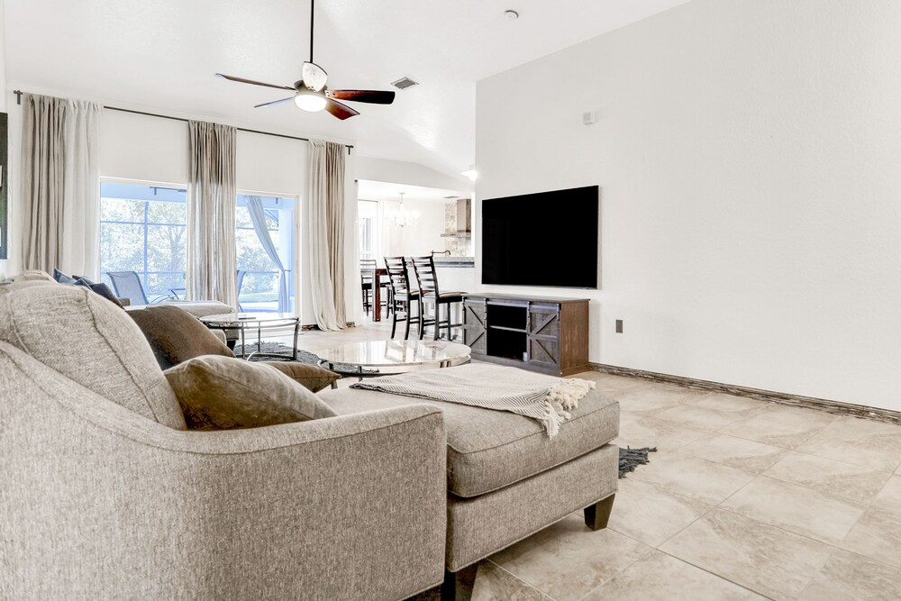 Peaceful Home With an Enclosed Patio, Pool, Grill, Washer/dryer, & AC